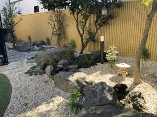 和風庭園　人工竹垣　自然石　灯篭　さび砂利